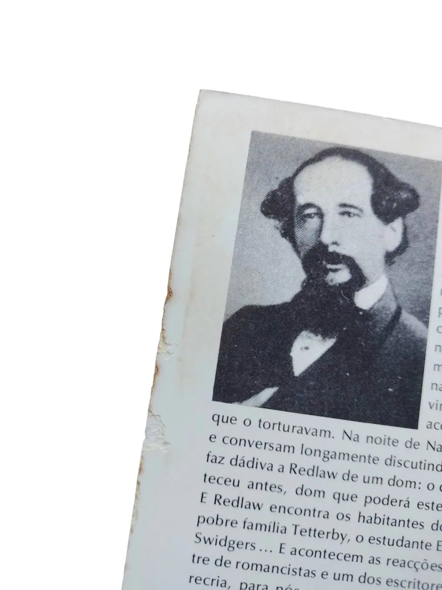 o homem e o espectro charles dickens defeito na contracapa Pormenor da contracapa roída do livro O Homem e o Espectro de Charles Dickens.