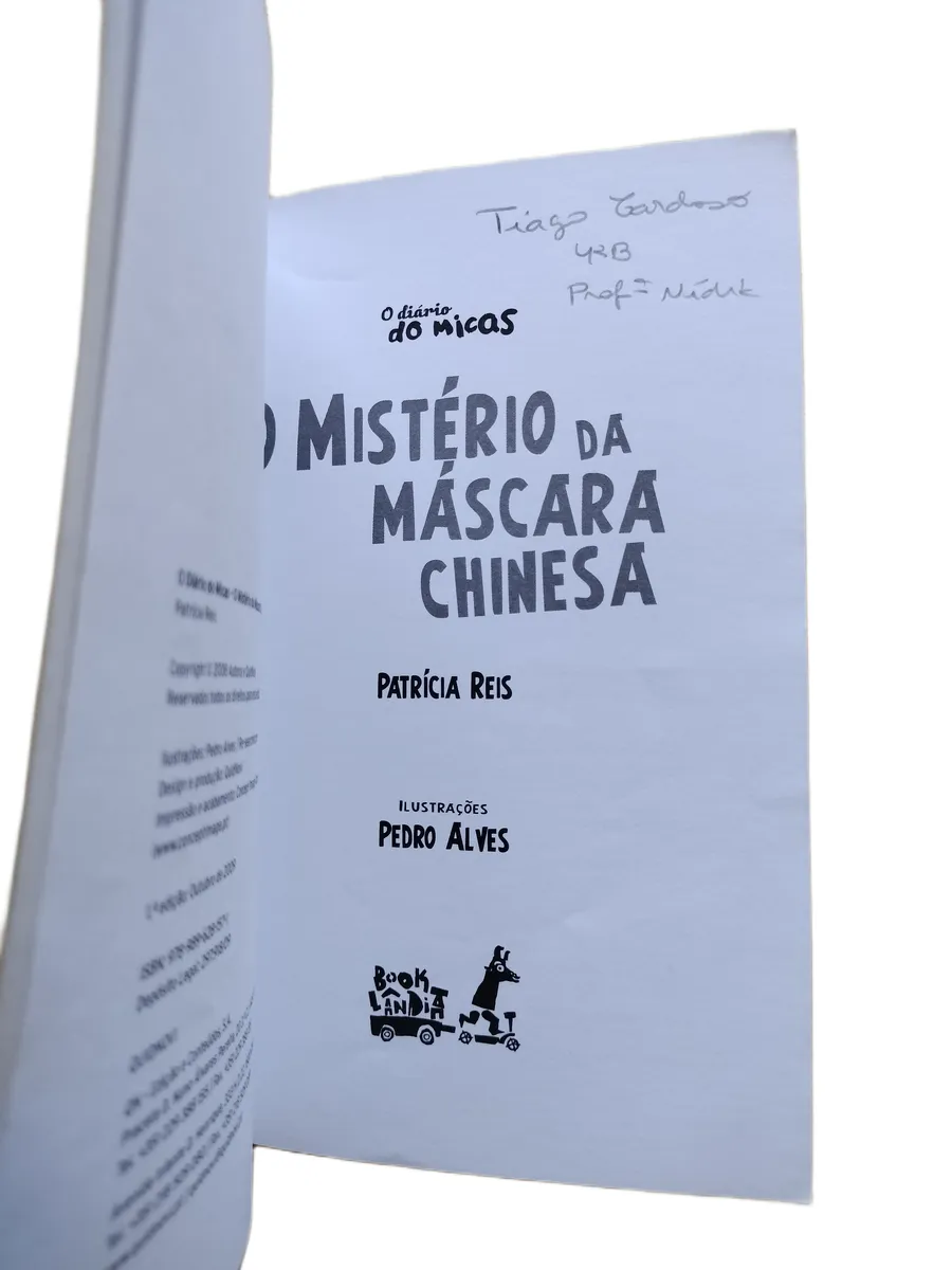 o misterio da mascara chinesa patricia reis assinatura de posse Assinatura de posse do livro O Mistério da Máscara Chinesa de Patrícia Reis.