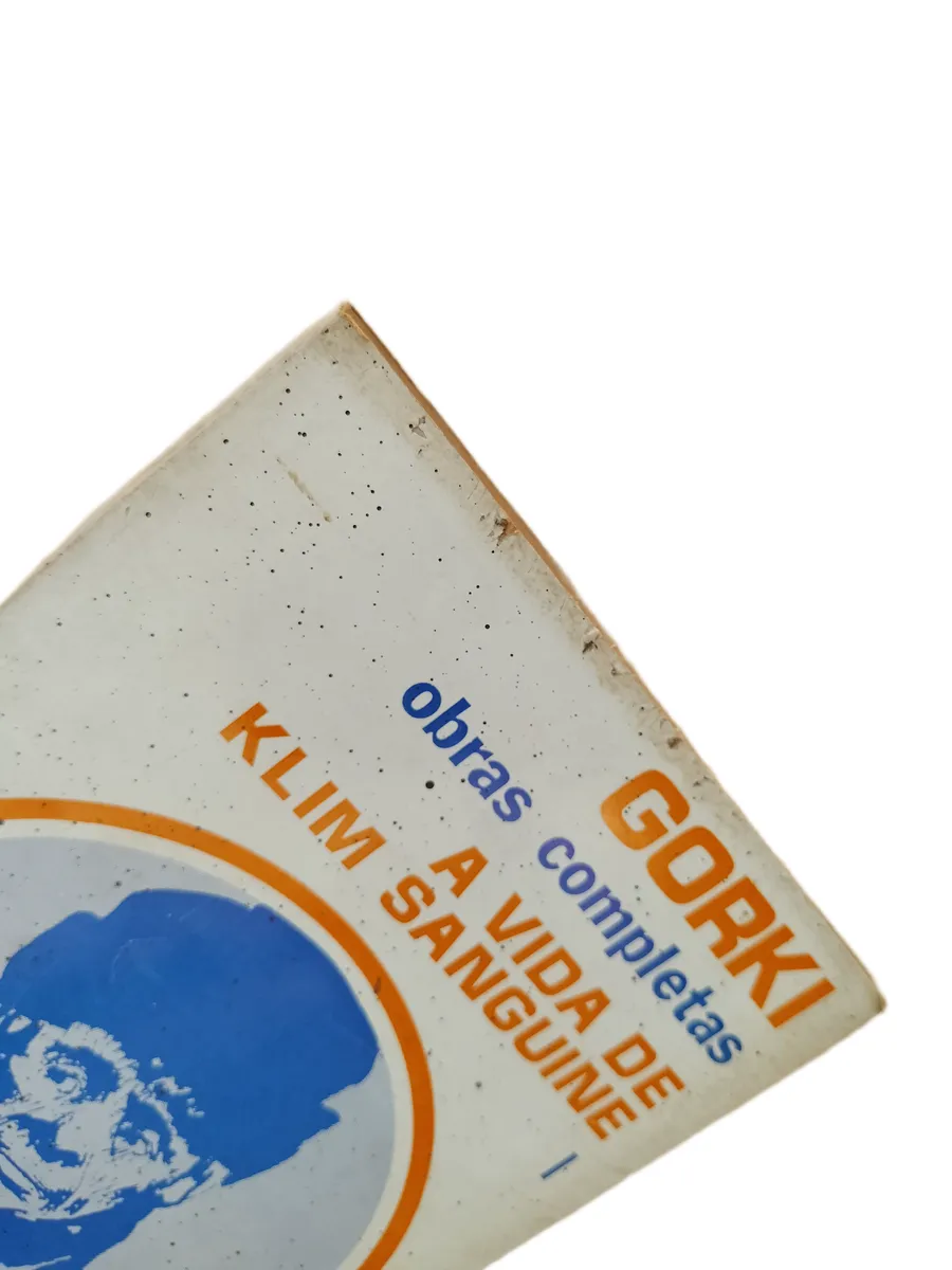 a vida de klim sanguine gorki pormenor da capa Pormenor da capa danificada do livro A Vida de Klim Sanguine de Gorki.