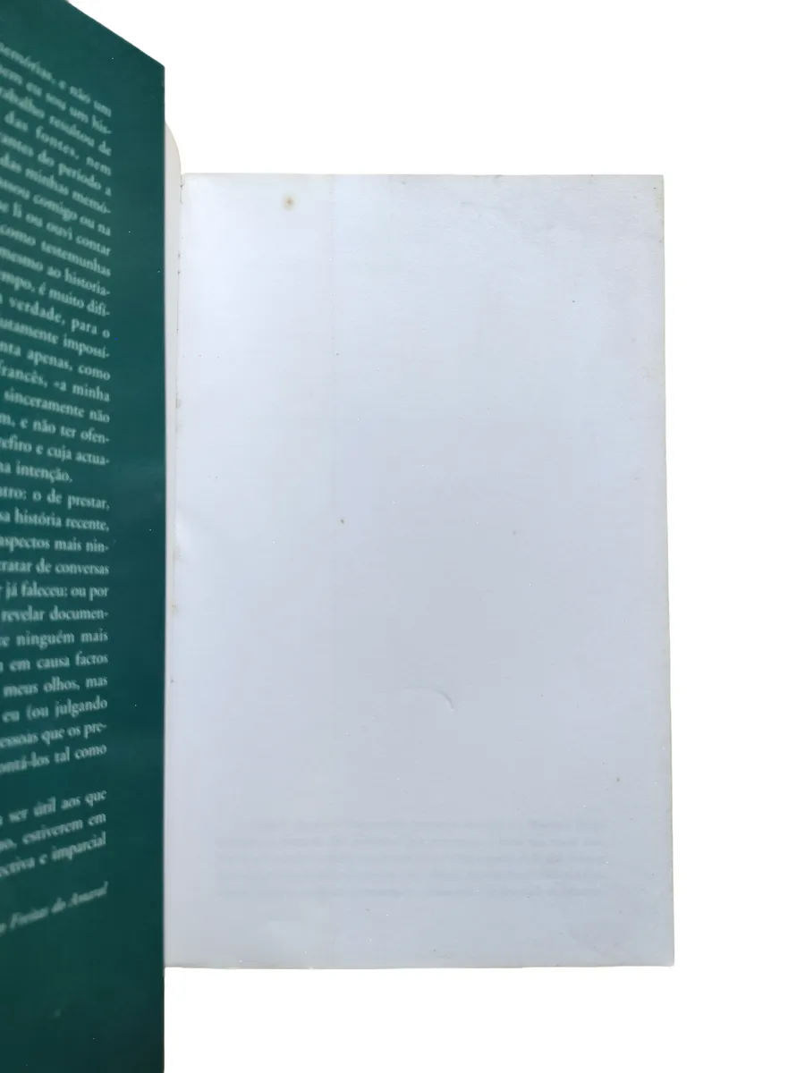 o antigo regime e a revolucao diogo freitas do amaral folha de guarda Folha de guarda com pontos de oxidação do livro O Antigo Regime e a Revolução de Diogo Freitas do Amaral.